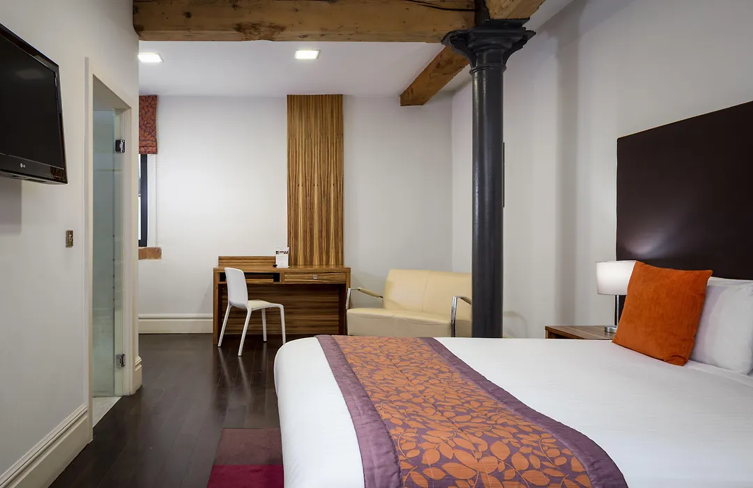 Roomzzz Manchester City-1