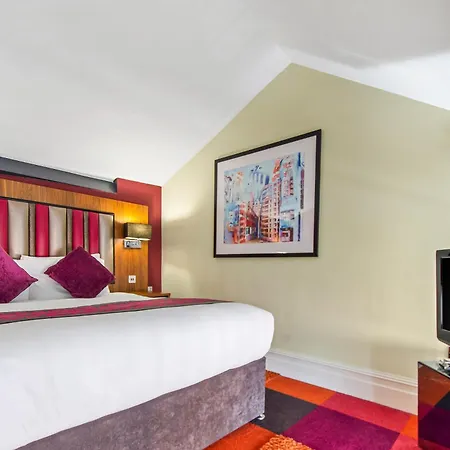 Roomzzz Manchester City-3